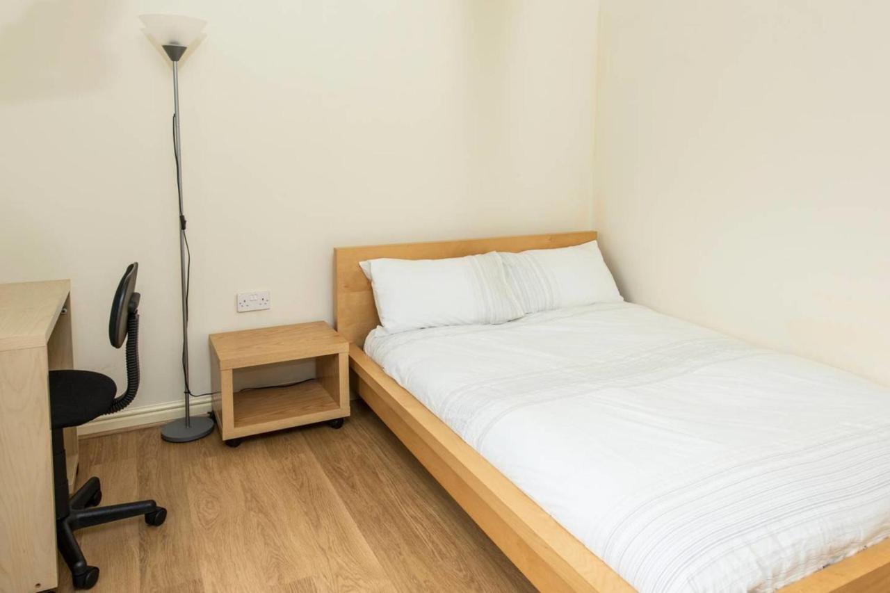 Guestready - Top Floor Apt 2Min Walk To O2 Apollo Манчестър Екстериор снимка
